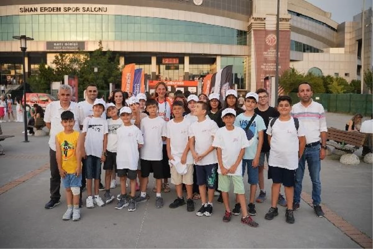 Hepsiburada\'nın \'Bir Gülüş Yeter\' Projesiyle Kahramanmaraşlı Öğrenciler İstanbul\'da Basketbol Maçını İzledi