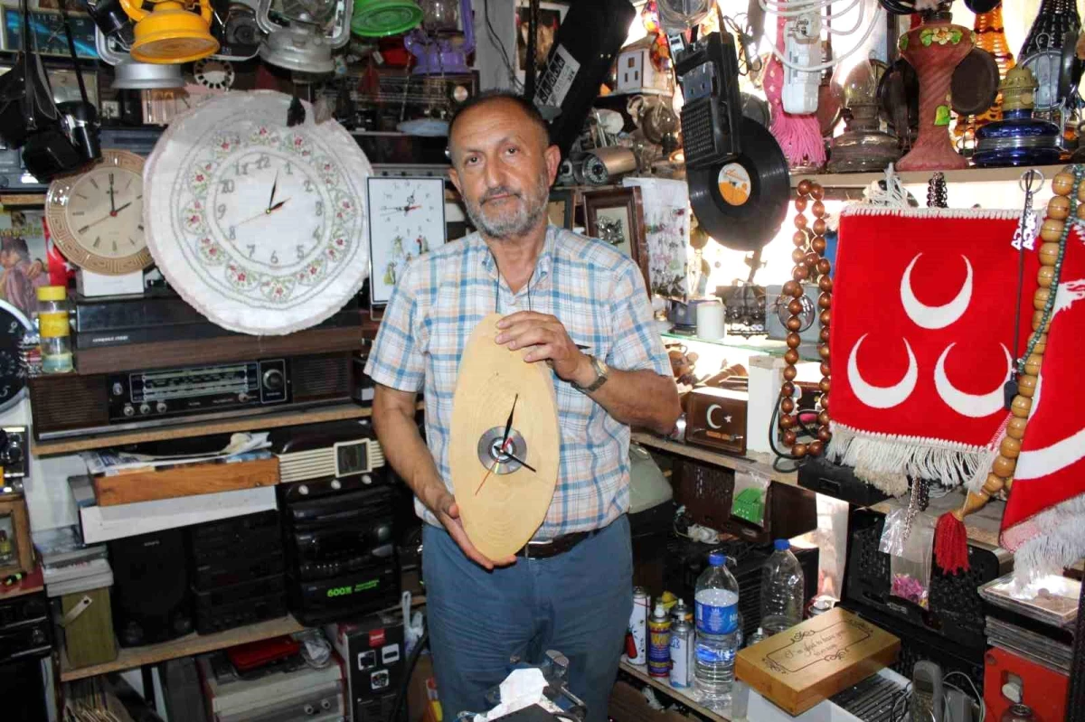 Aydın\'da Antika Dükkanı İşleten Mustafa Demirel\'in İlginç Saatleri