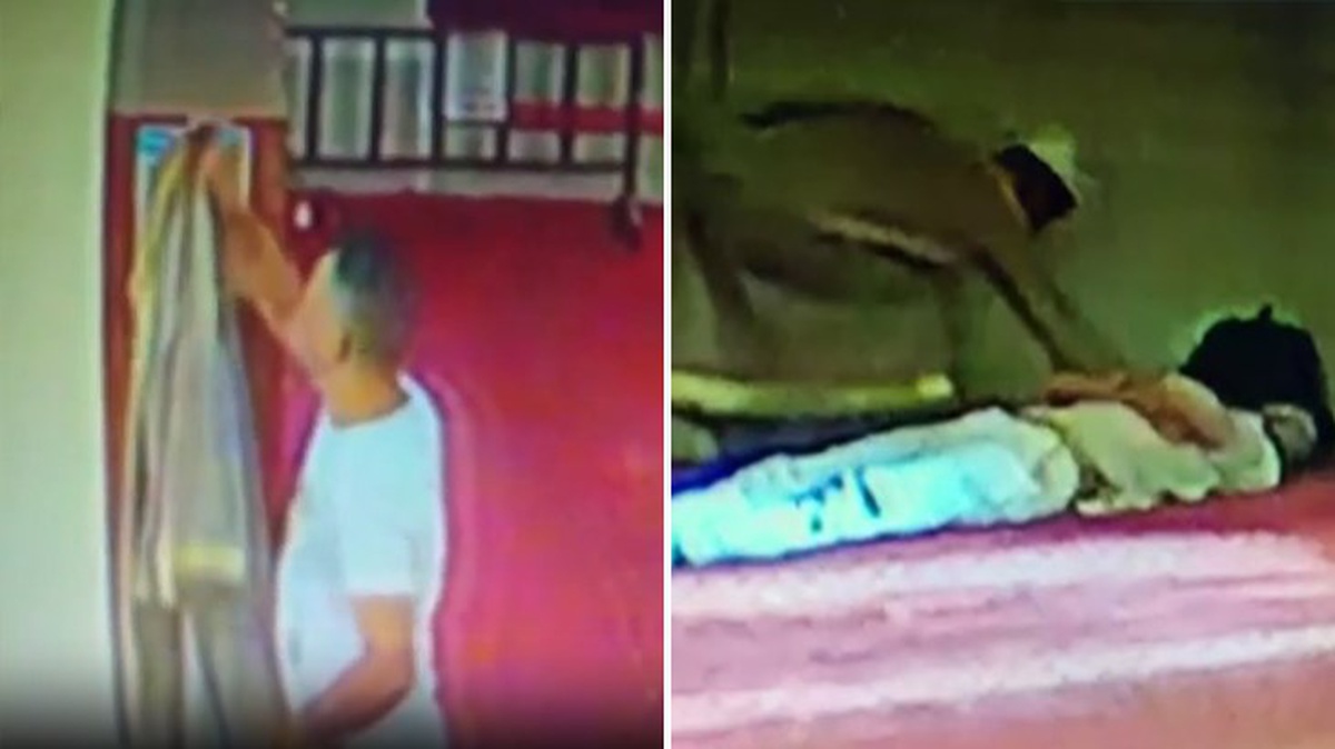 Camide imamın cübbesini giyip uyuyan adamın cep telefonunu çaldı