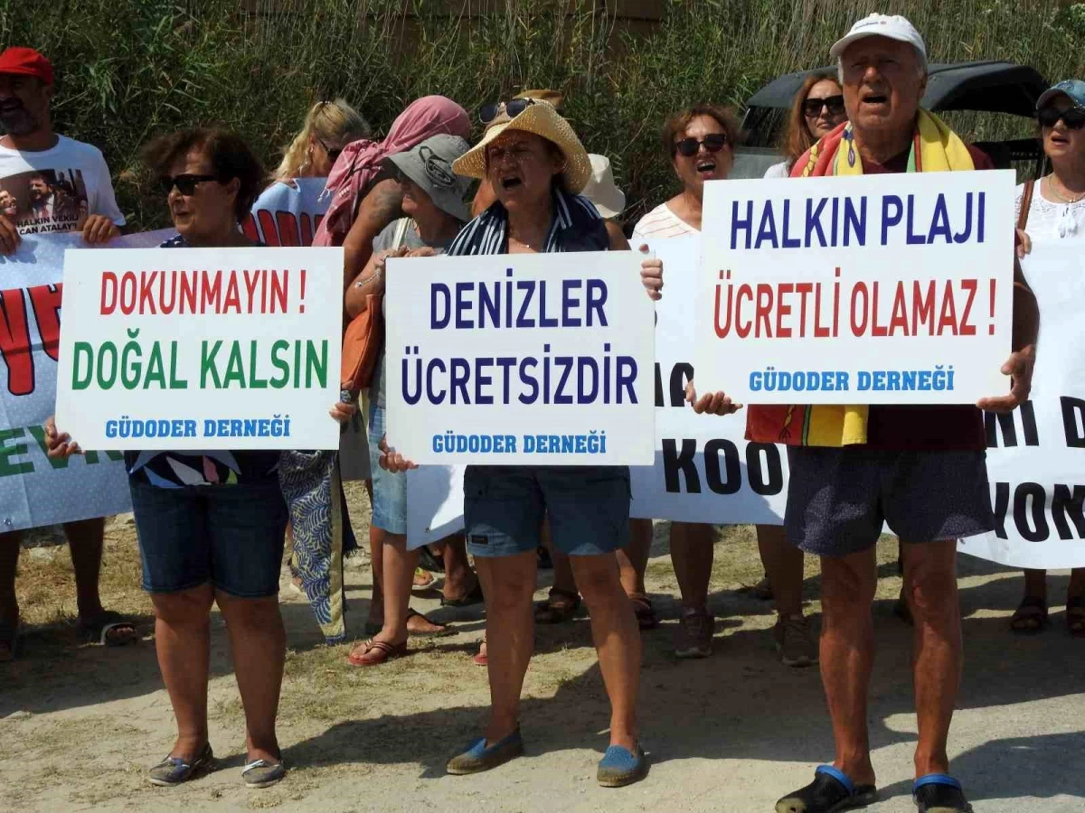 İzmir\'de Çevre Sakinleri Sahillerin Ücretli Hale Getirilmesini Protesto Ediyor