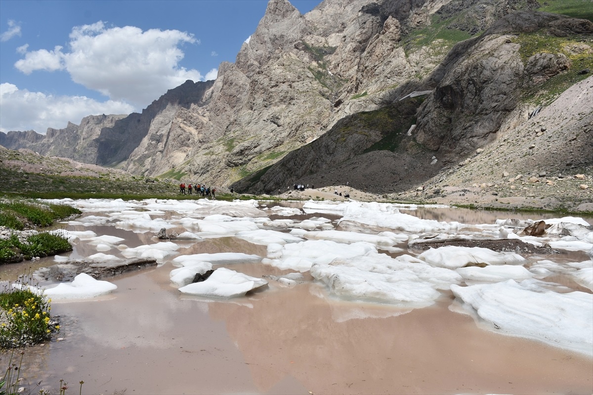 Hakkari\'deki buzullar hızla eriyor, buzul gölü genişliyor