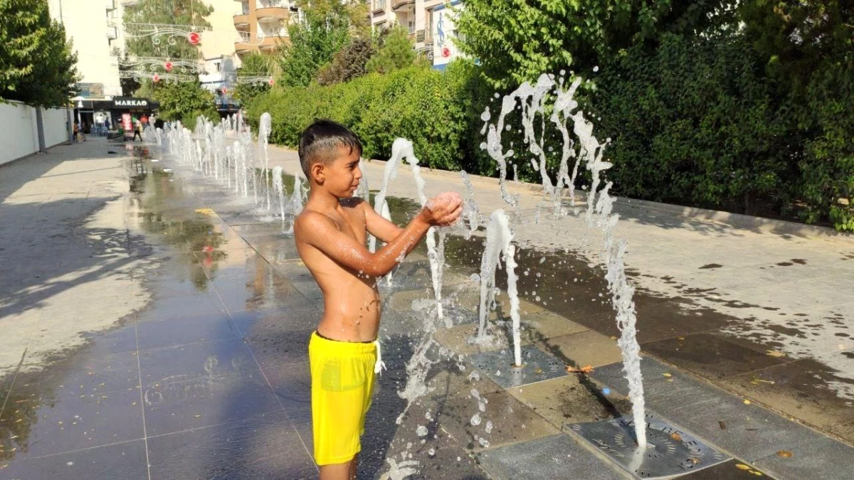 Şırnak Cizre\'de Çocuklar Su Fıskiyeleriyle Serinledi