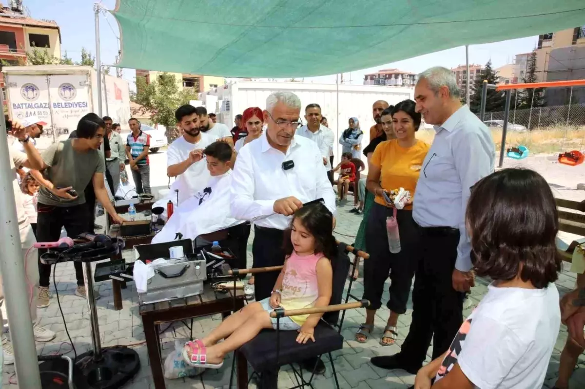 Battalgazi Belediyesi, konteyner kentte kalan çocuklara ücretsiz saç bakımı yapıyor