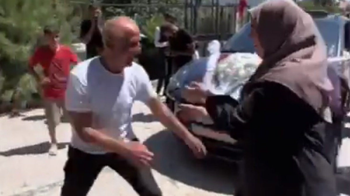 Düğün geleneklerine bir yenisi daha eklendi! Kayınpeder ve kayınvalide bir anda güreşe tutuştu