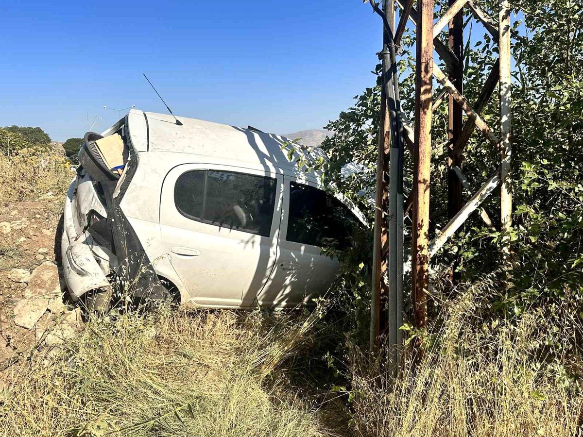 Elazığ\'da Otomobil Şarampole Uçtu: 2 Kişi Yaralandı