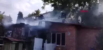 Zihinsel engelli çocuğun çakmakla oynadığı yangında ev kullanılamaz hale geldi