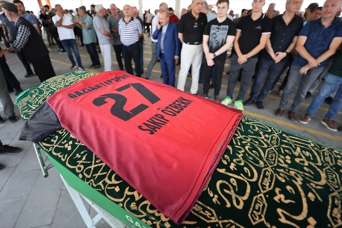 Eski Futbolcu Sakıp Özberk, Gaziantep\'te Son Yolculuğuna Uğurlandı