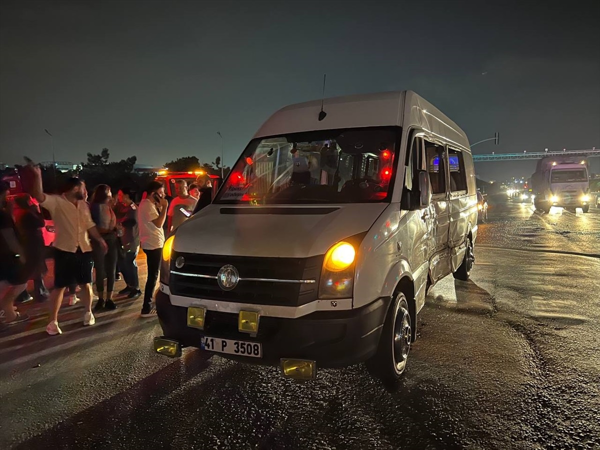 Gebze\'de kırmızı ışıkta geçen işçi servisi ile tır çarpıştı: 3 yaralı