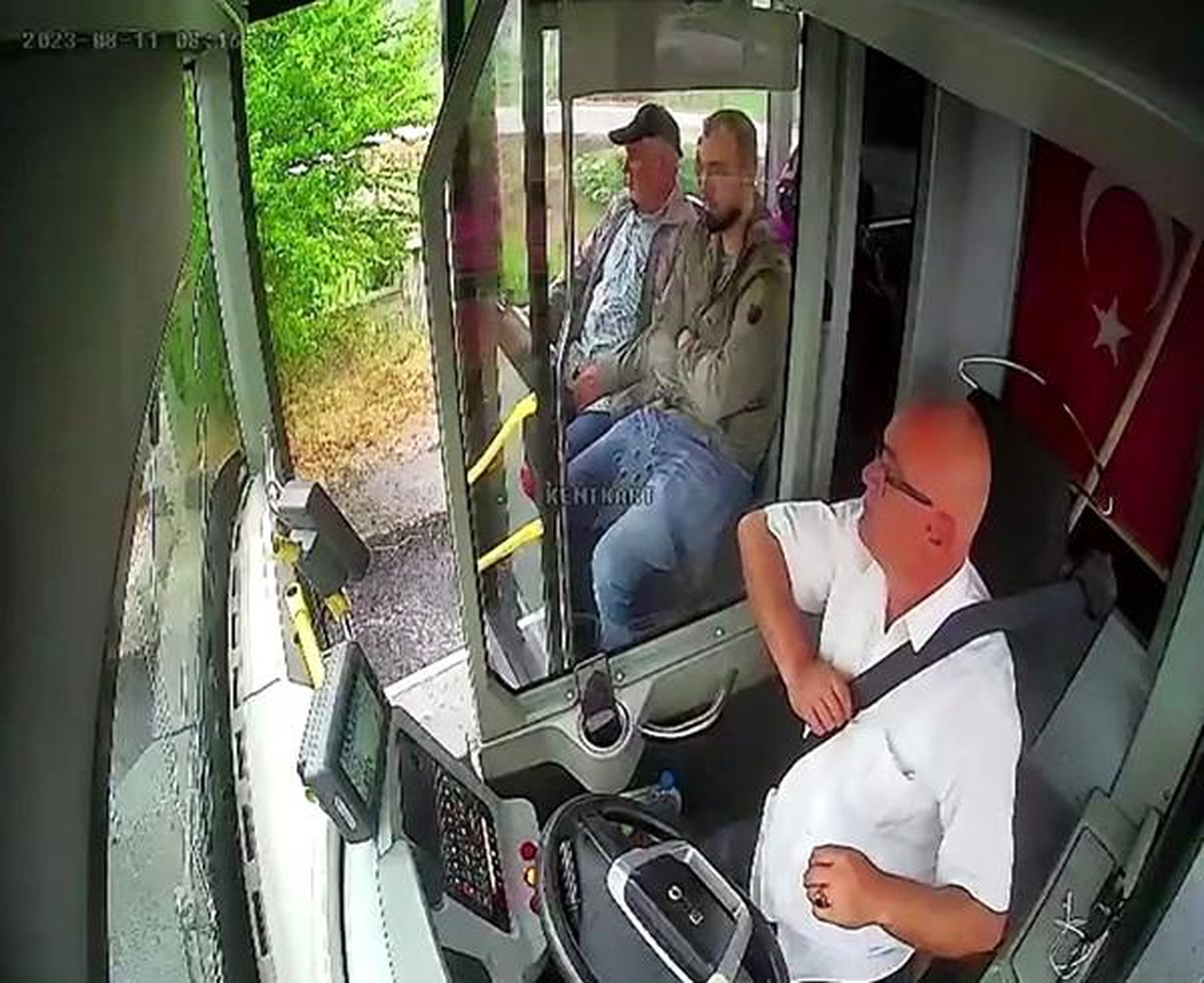 Düzce Belediyesi Otobüs Şoförü Yaşlı Yolcuya Yardım Etti