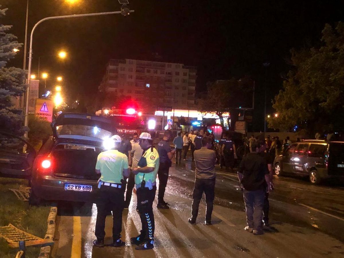 Erzurum\'da Gece Saatlerinde Meydana Gelen Trafik Kazasında Araç Alev Topuna Döndü