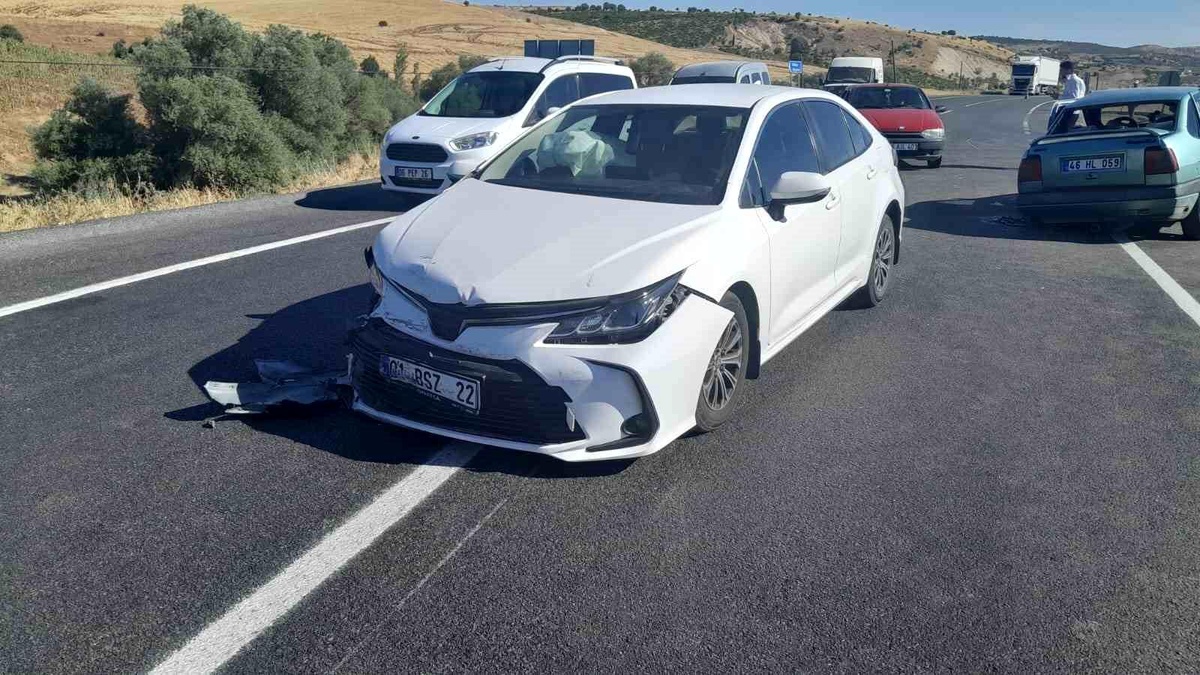 Adıyaman Gölbaşı\'nda Otomobil Çarpışması: 3 Kişi Yaralandı