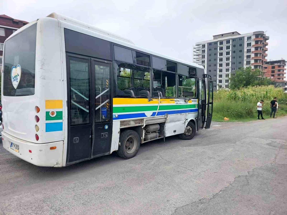 Zonguldak\'ta iş makinesi halk otobüsüne çarptı: 7 yaralı