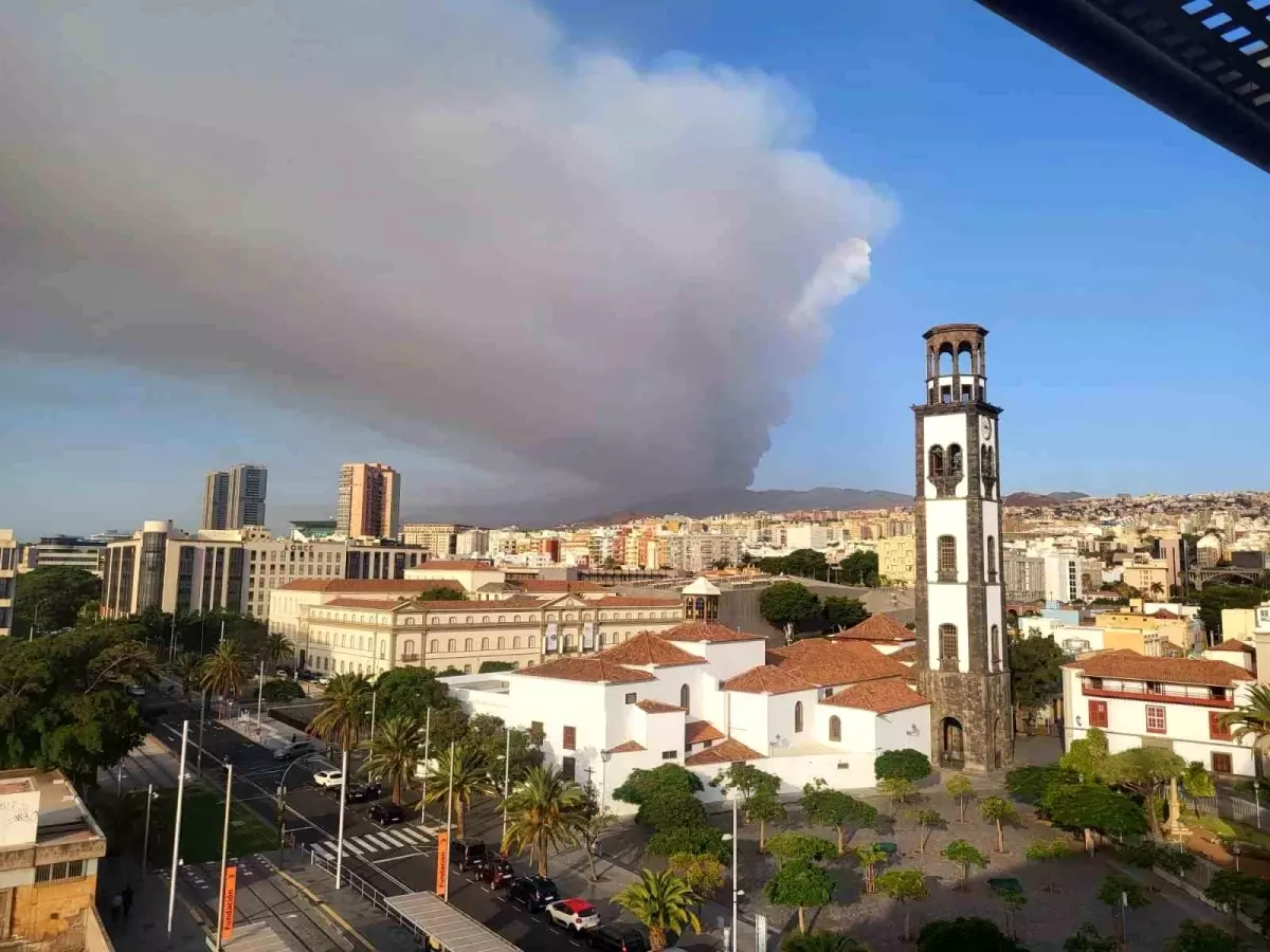 İspanya\'nın Tenerife Adası\'nda Orman Yangını: 4 Köy Tahliye Edildi