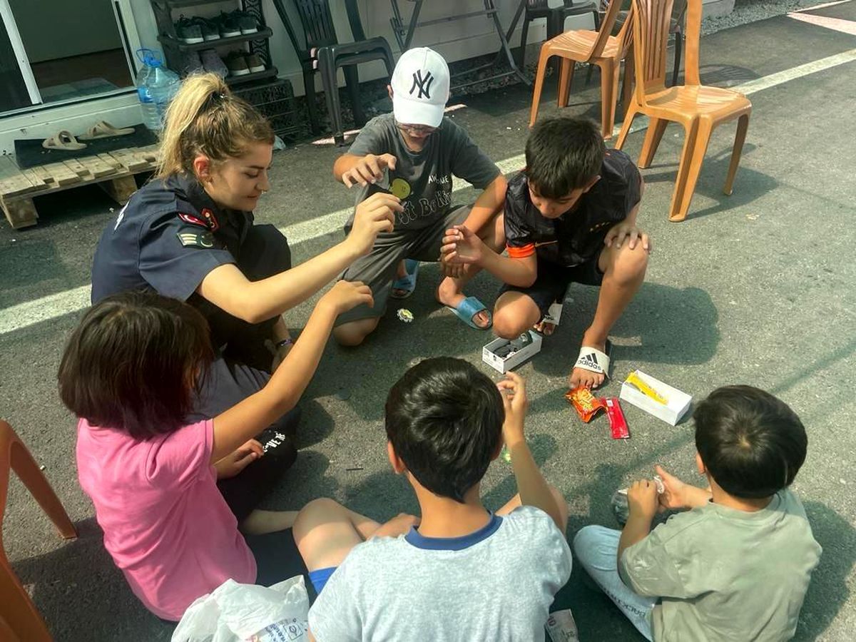 Malatya İl Jandarma Komutanlığı\'ndan depremzede çocuklara ziyaret