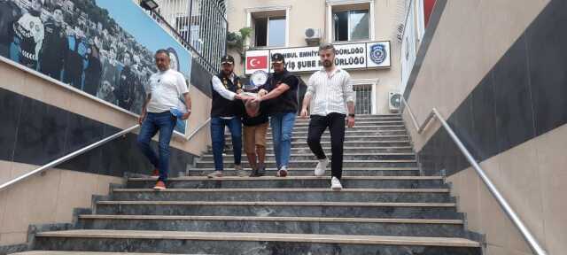 Kadıköy'de avukat tarafından 4. kattan aşağı atılan kadının son görüntüleri ortaya çıktı Kadıköy'de avukat tarafından 4. kattan aşağı atılan kadının son görüntüleri ortaya çıktı