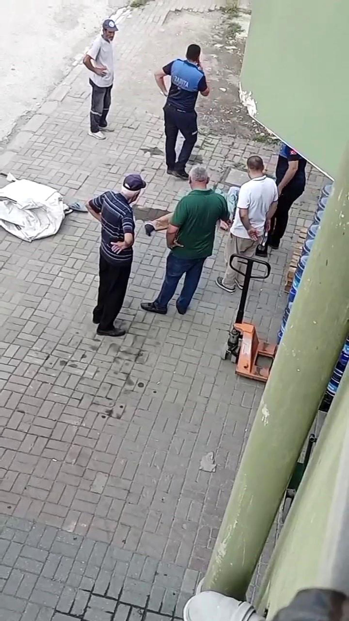 Sapanca\'da Zabıtayla Tartışan Kağıt Toplayıcısının Bayılma Numarası
