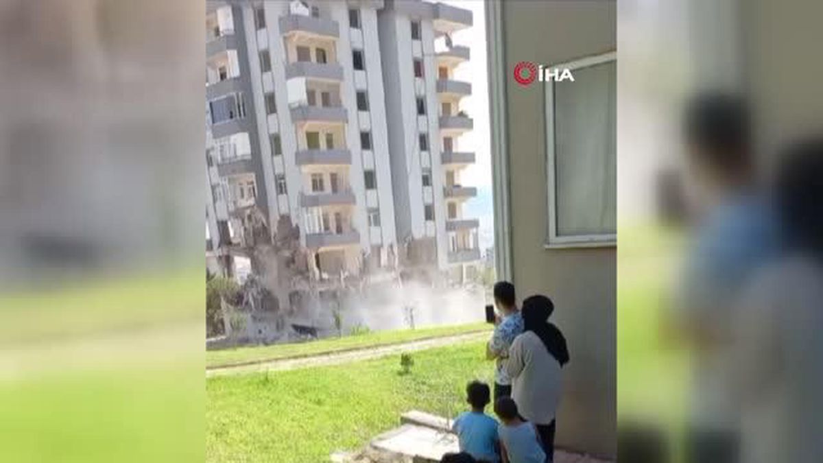 Kahramanmaraş\'ta Deprem Sonrası Yıkılan Bina Üzüntüyle İzleniyor