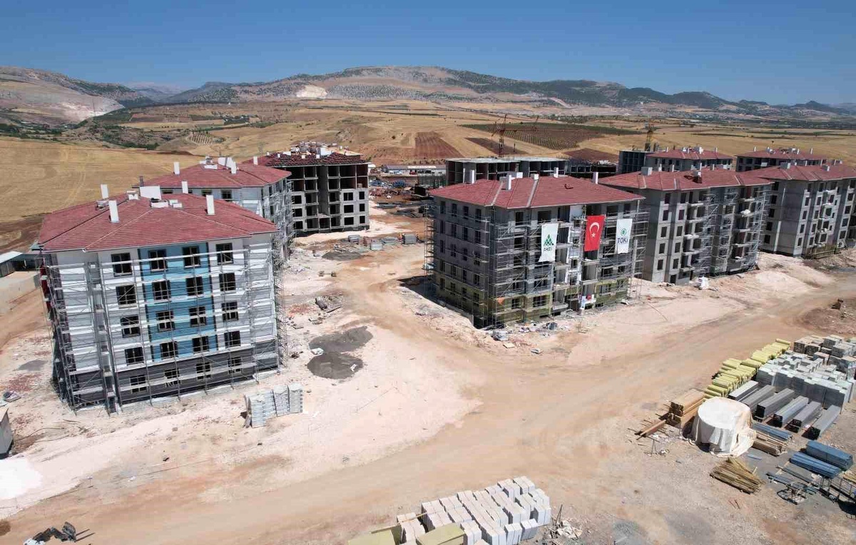 Adıyaman\'da depremden etkilenen konutlarda dış cephe boyası başladı