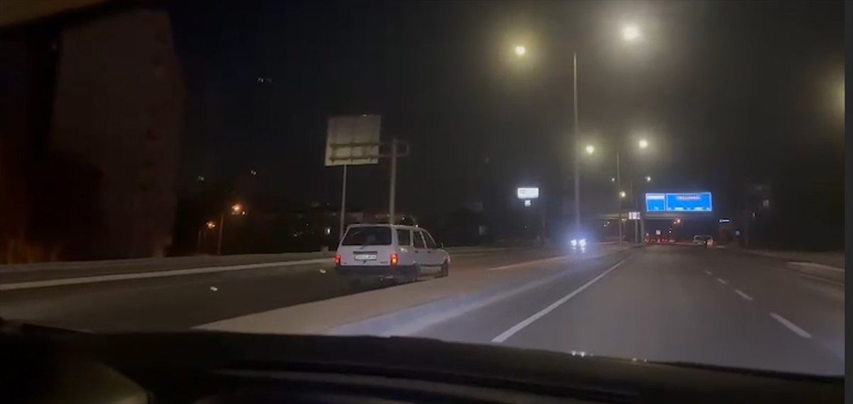 Karabük\'te Otomobilin Ters Yönde İlerlemesi Cep Telefonuyla Kaydedildi