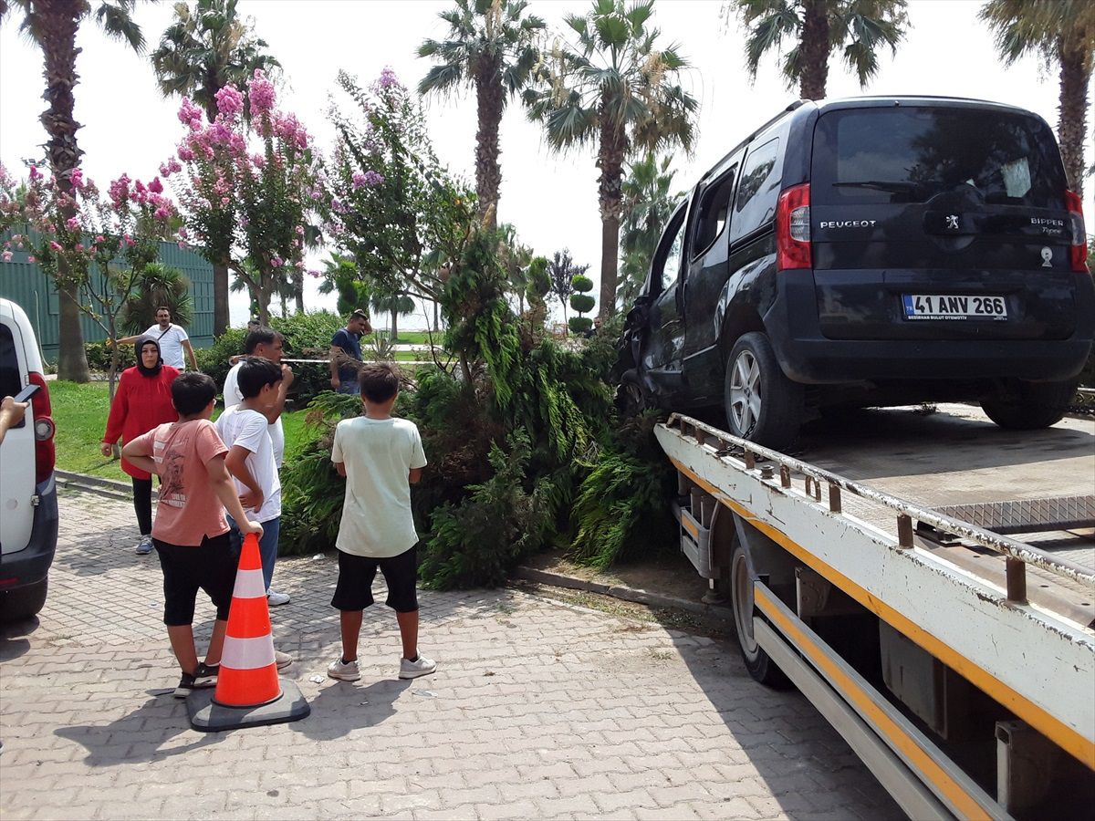 Darıca\'da hafif ticari araç ağaca çarptı, sürücü yaralandı