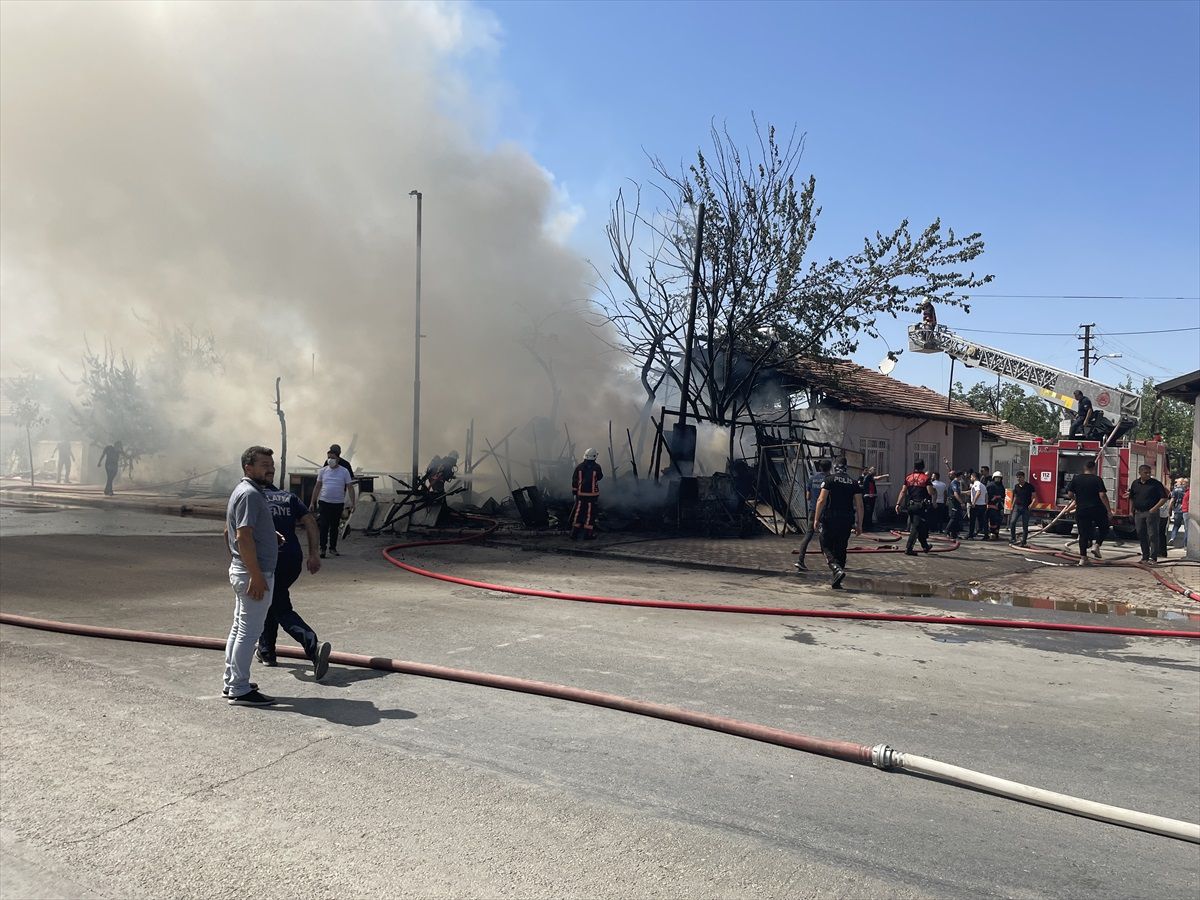 Malatya\'da bir evin bahçesinde çıkan yangın söndürüldü