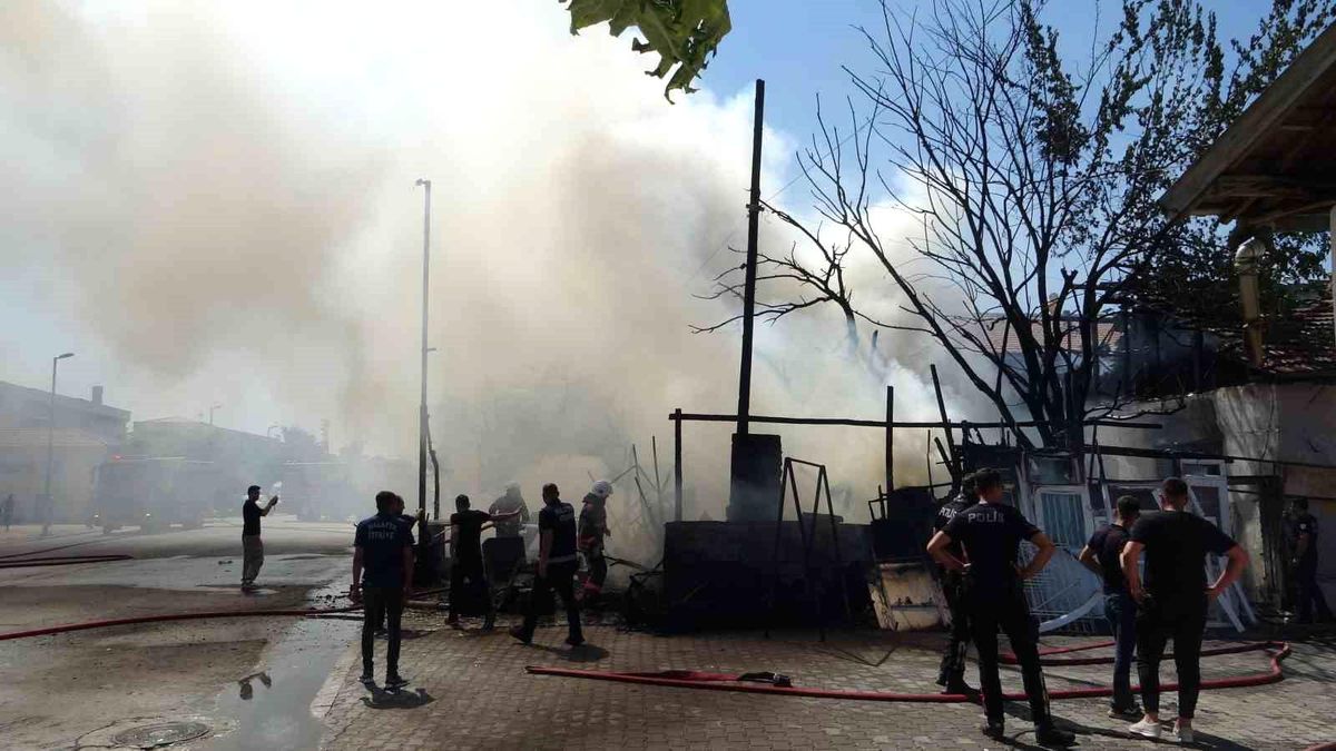 Malatya\'da İkinci El Eşya İş Yerinde Yangın Çıktı