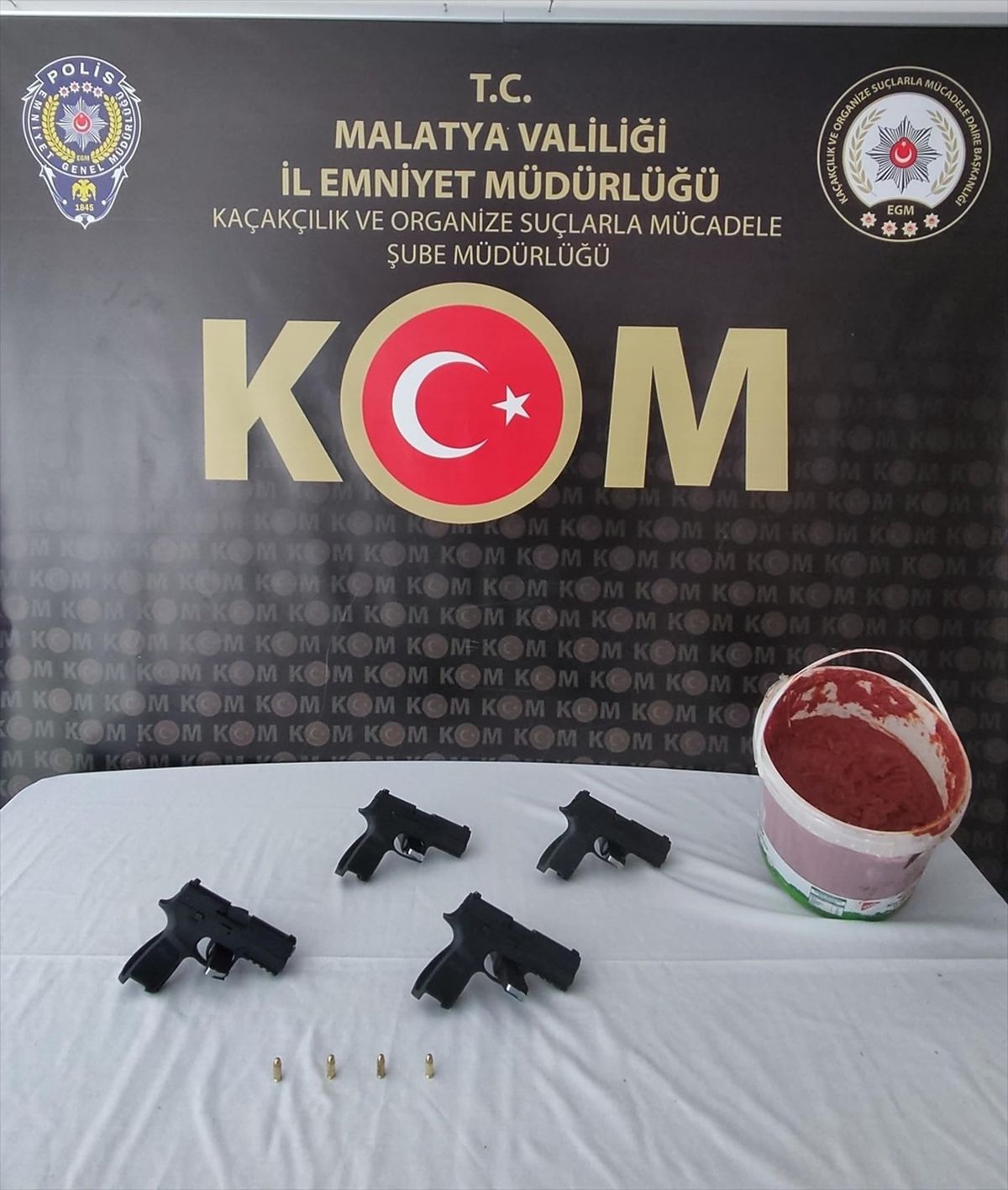 Malatya\'da salça kovasında gizlenmiş 4 tabanca ele geçirildi