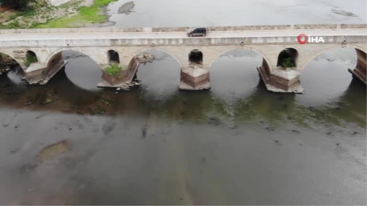 Meriç Nehri\'ni kuraklık vurdu: Tarihi ahşap köprünün ayakları gün yüzüne çıktı