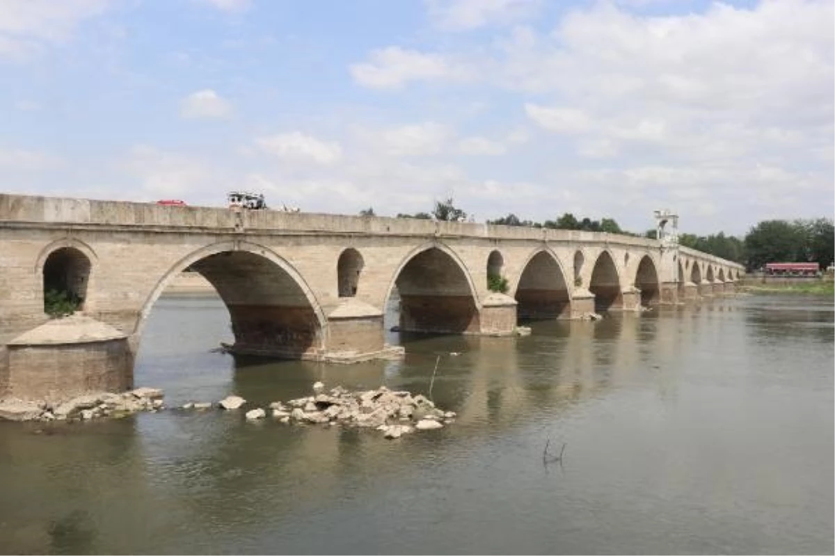 Kuraklık nedeniyle Meriç Nehri\'nin debisi düşünce tarihi köprü suya gömüldü
