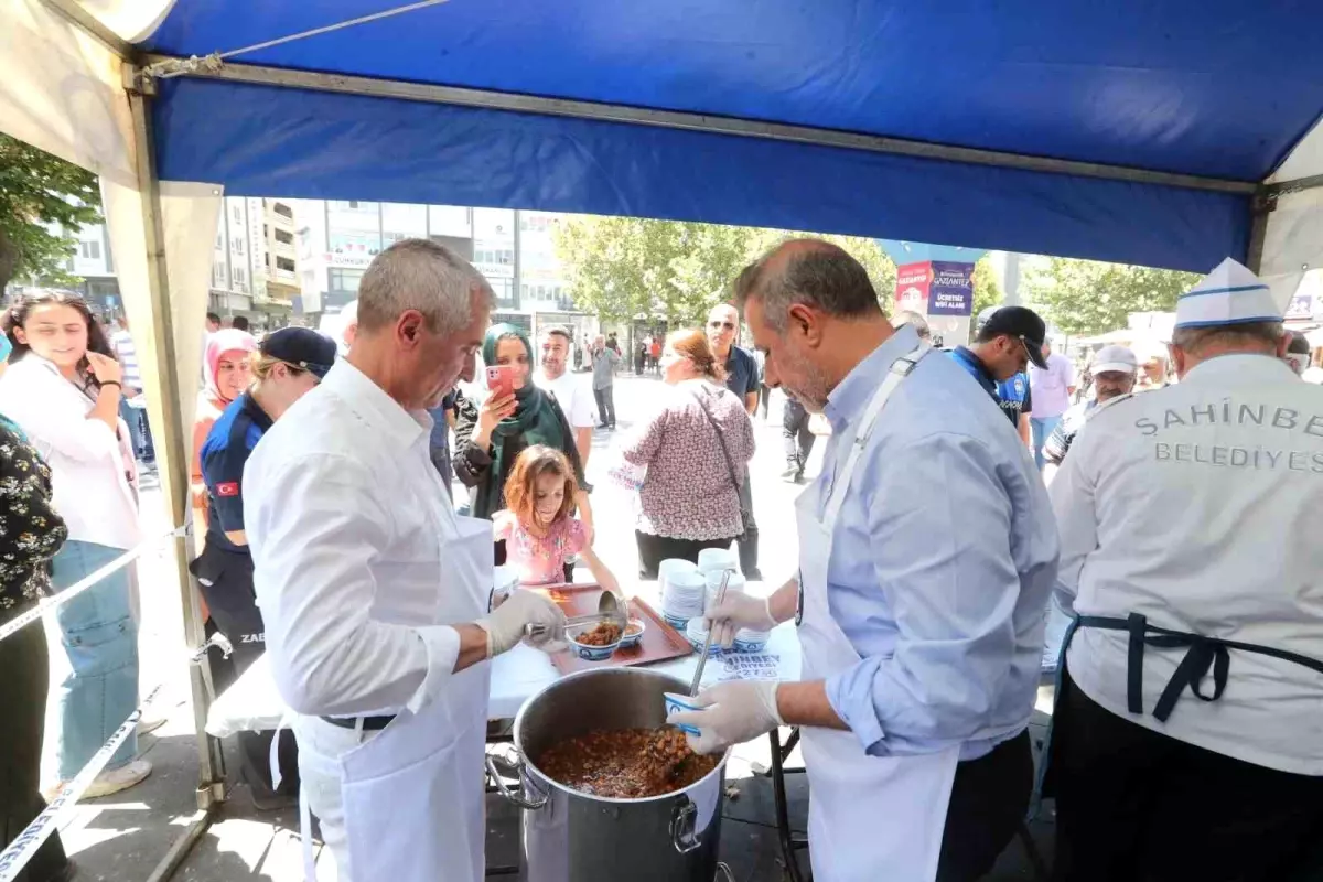 Şahinbey Belediyesi ve AK Parti Milletvekili İrfan Çelikaslan, Muharrem Ayı\'nda vatandaşlara aşure ikram etti