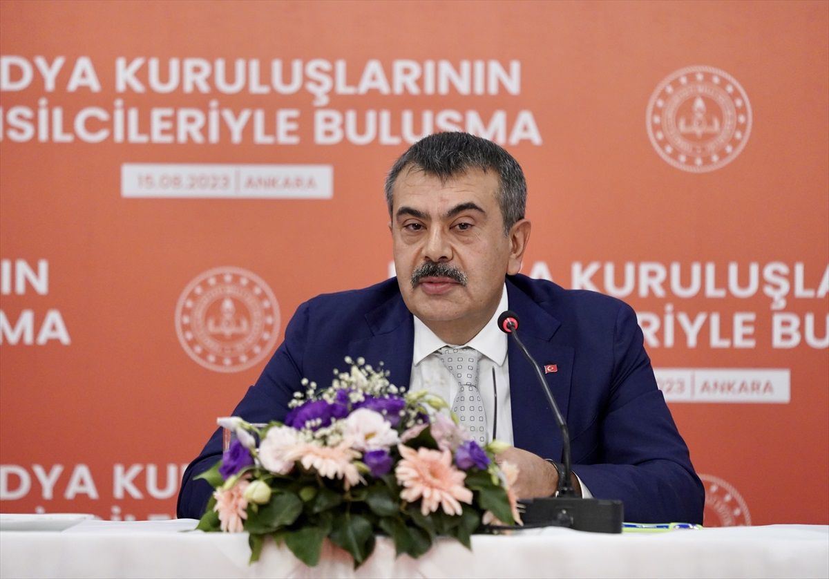 Milli Eğitim Bakanı Yusuf Tekin, liselerde sınıf tekrarını hayata geçireceklerini, devamsızlık affını da kaldıracaklarını bildirdi.