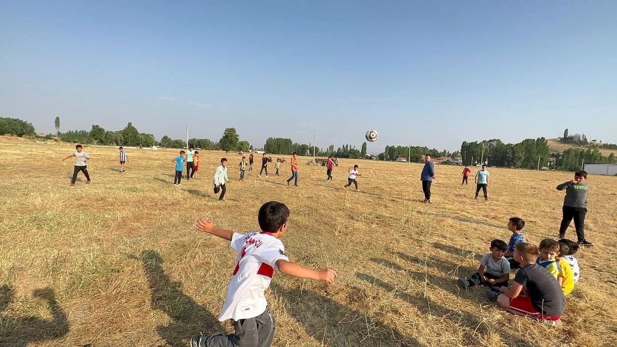 Afyonkarahisar\'ın Şuhut ilçesinde çocuklar halı saha istiyor