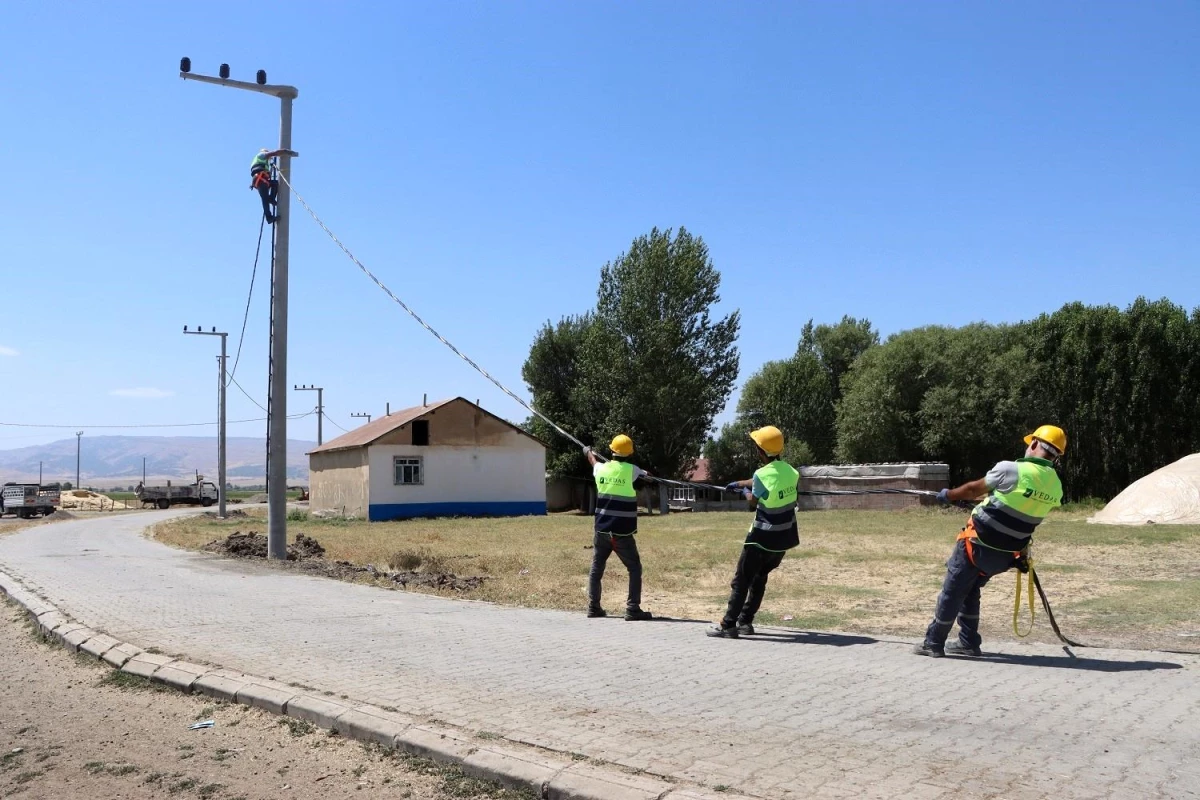 VEDAŞ, Muş Yoncalıöz köyünde ağaç direkli şebekeyi beton direkli şebeke ile değiştirdi