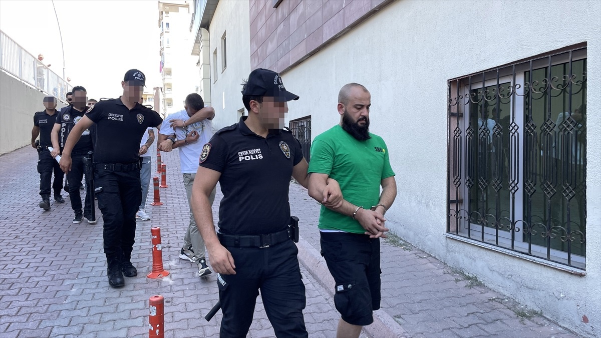 Kayseri\'de Polis Kovalamacası Sonucu Ele Geçirilen Uyuşturucu Miktarı ve Tutuklanan Şüpheliler
