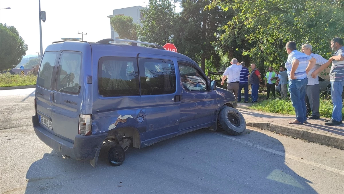 Samsun Salıpazarı\'nda trafik kazası: 2 kişi yaralandı
