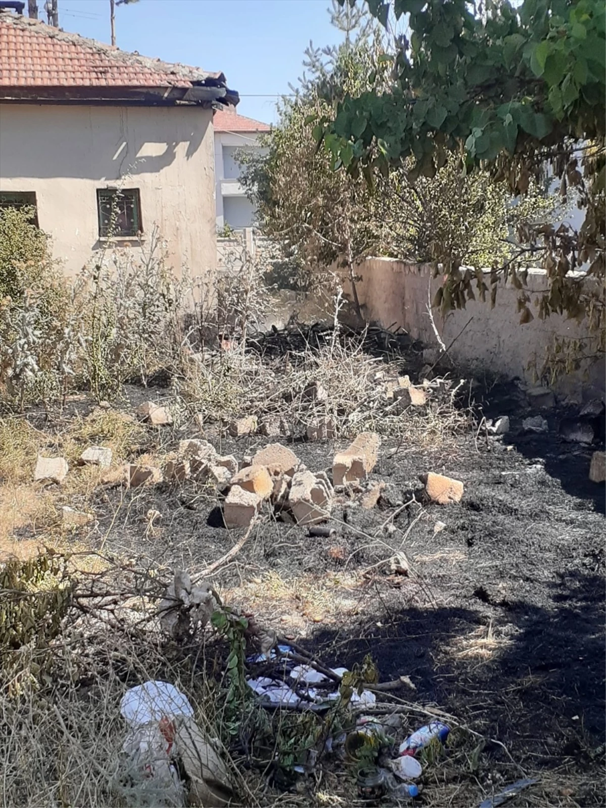 Sivas\'ın Şarkışla ilçesinde bir evin bahçesinde çıkan yangında hasar oluştu
