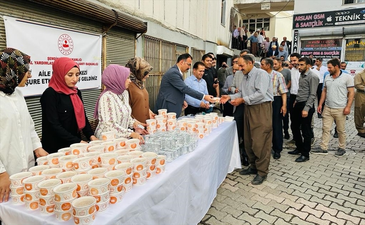 Şemdinli\'de vatandaşlara aşure dağıtıldı