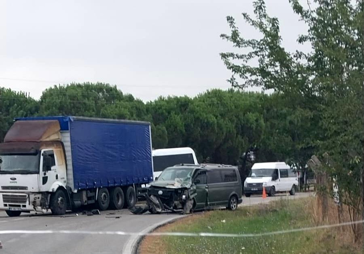 Tekirdağ Kapaklı\'da Trafik Kazası: Otomobil Tıra Arkadan Çarptı