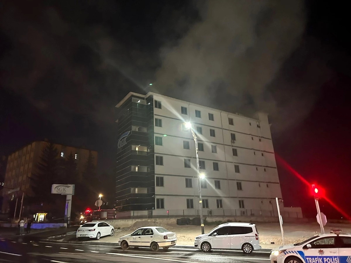 Sivas\'ta SGK İl Müdürlüğü binasında çıkan yangın söndürüldü
