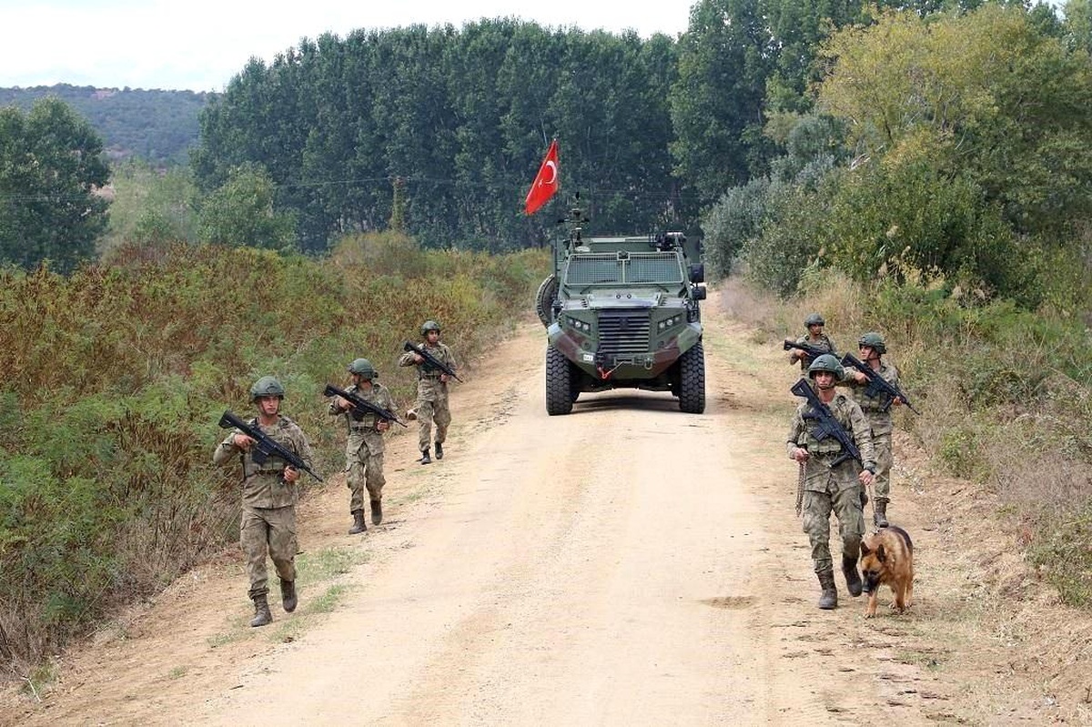Milli Savunma Bakanlığı: Suriye\'den Türkiye\'ye ve Türkiye\'den Yunanistan\'a geçmeye çalışan 4 kişi yakalandı