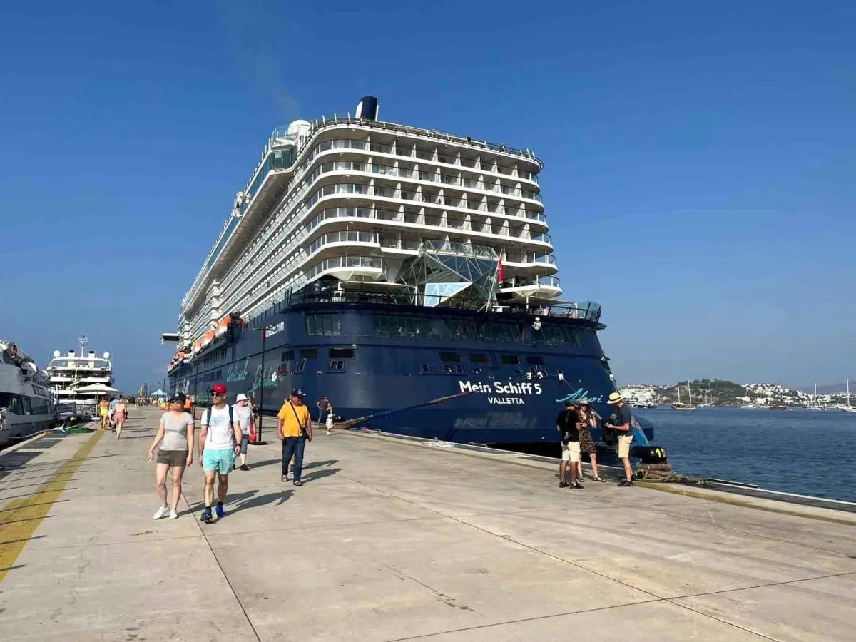 Dev yolcu gemisi Mein Schiff 5 Bodrum\'a geldi