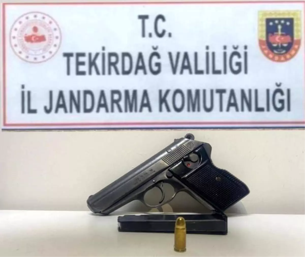 Tekirdağ\'da Jandarma Ekipleri Tarafından Şüphelilerin Üzerinden Ruhsatsız Tabanca Ele Geçirildi