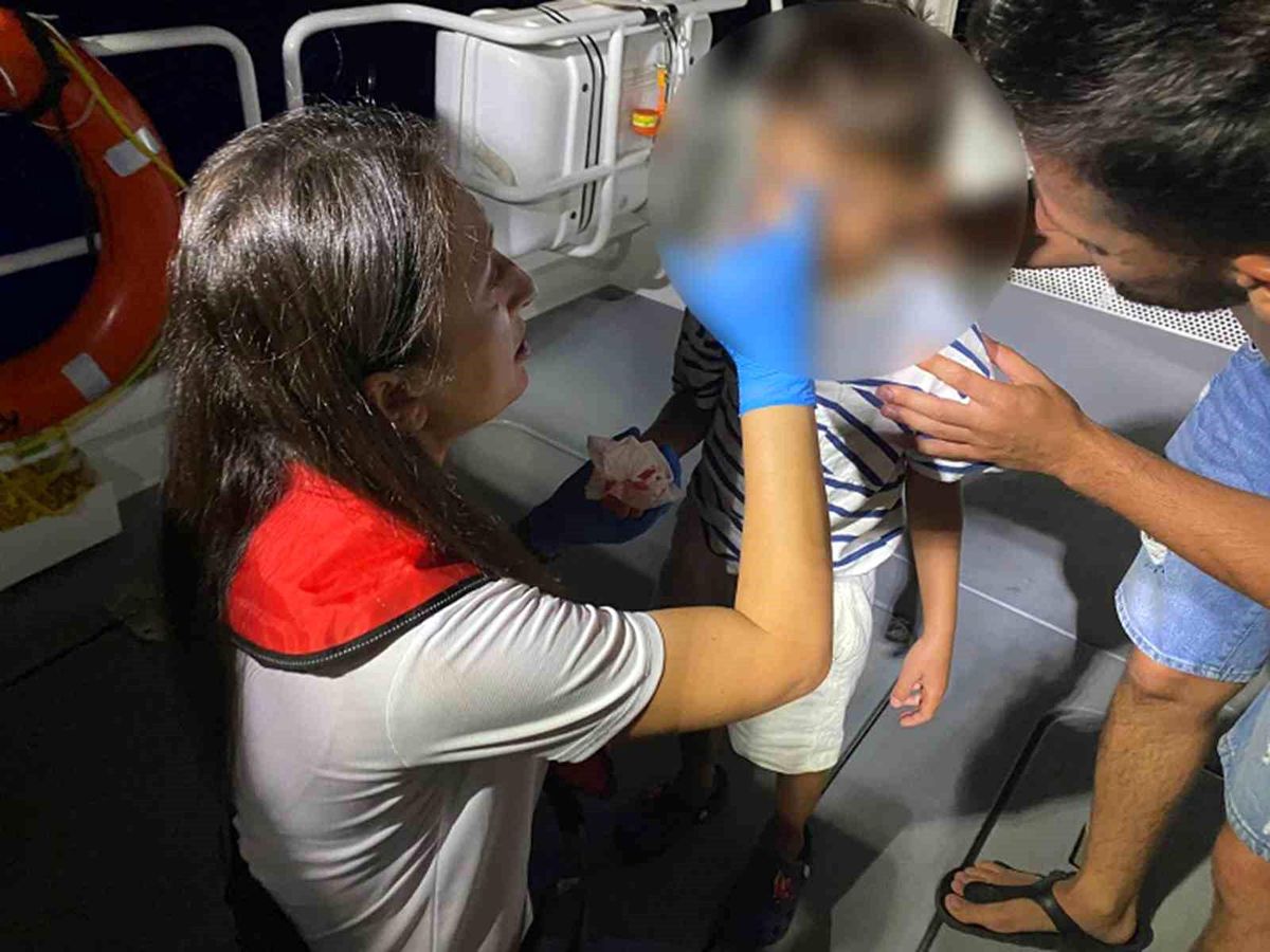 Muğla\'da Özel Teknede Yaralanan Çocuğun Tıbbi Tahliyesi Gerçekleştirildi