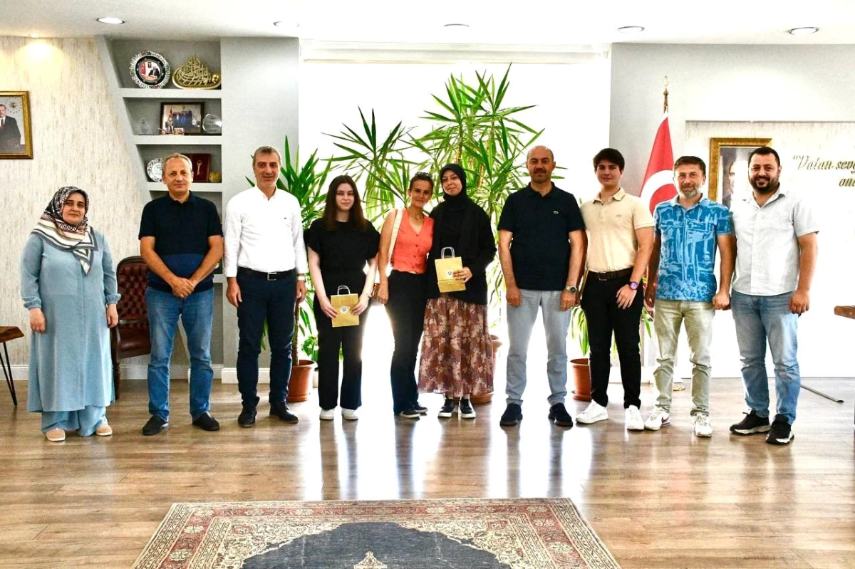 Terme Belediye Başkanı Ali Kılıç, YKS\'te dereceye giren öğrencilere altın ödül verdi