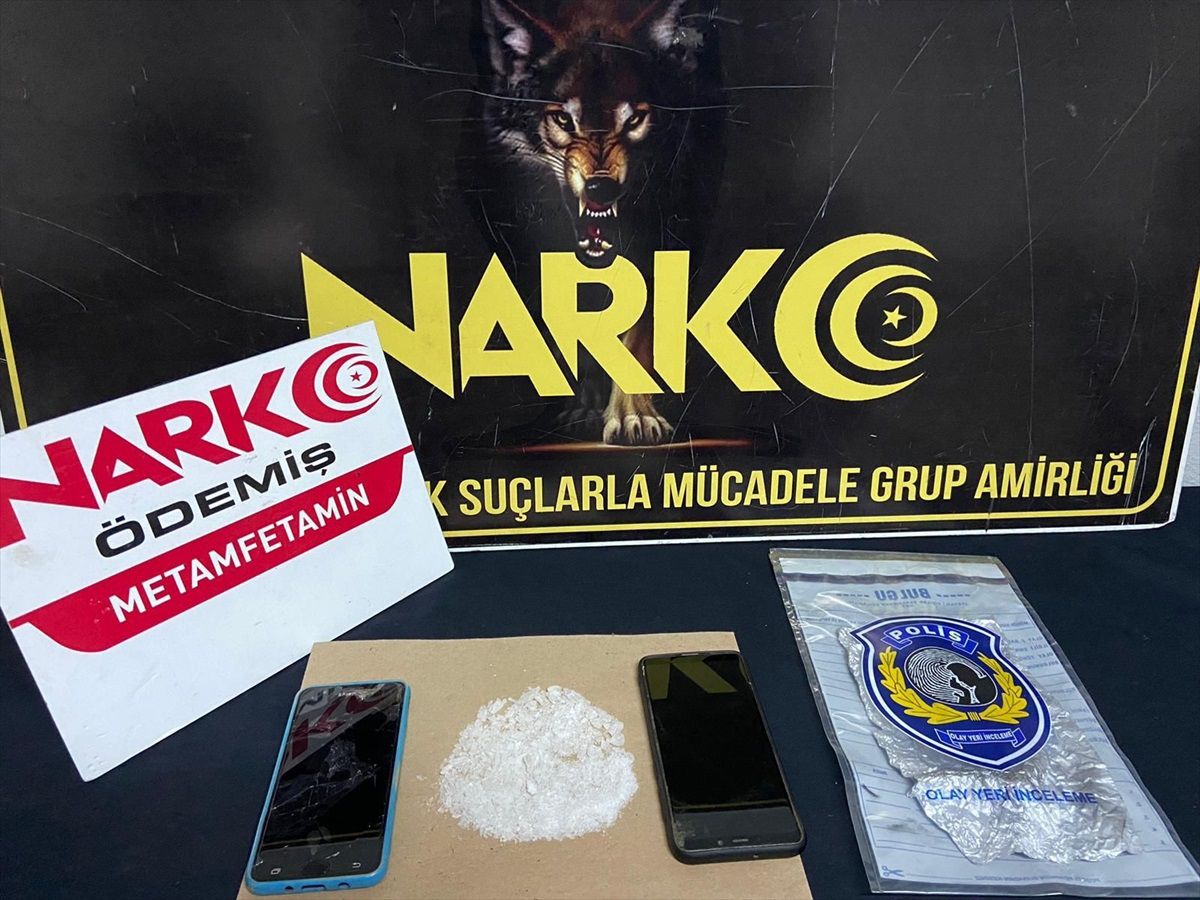 İzmir\'de Uyuşturucu Operasyonunda 3 Şüpheli Tutuklandı
