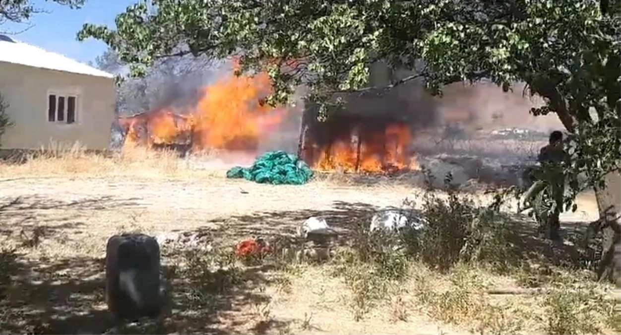Van\'ın Tuşba ilçesinde çıkan yangına mahalleli traktörlerle müdahale etti