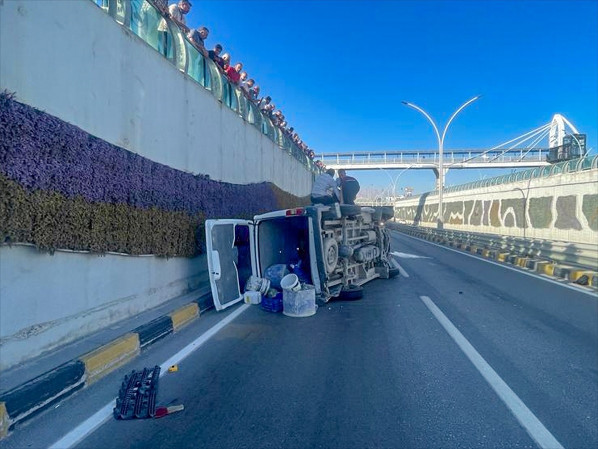 Van\'ın Edremit ilçesinde minibüs ile otomobil çarpıştı: 4 yaralı