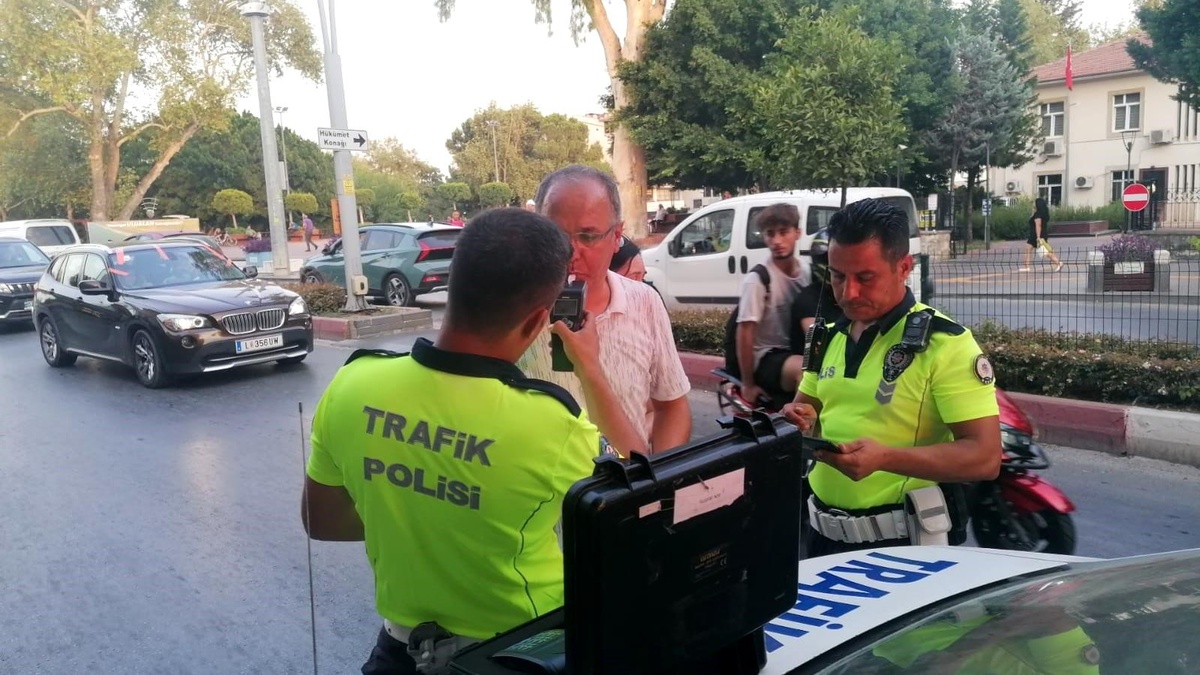 Manavgat\'ta Kamyonetin Yol Verdiği Yayaya Motosiklet Çarptı