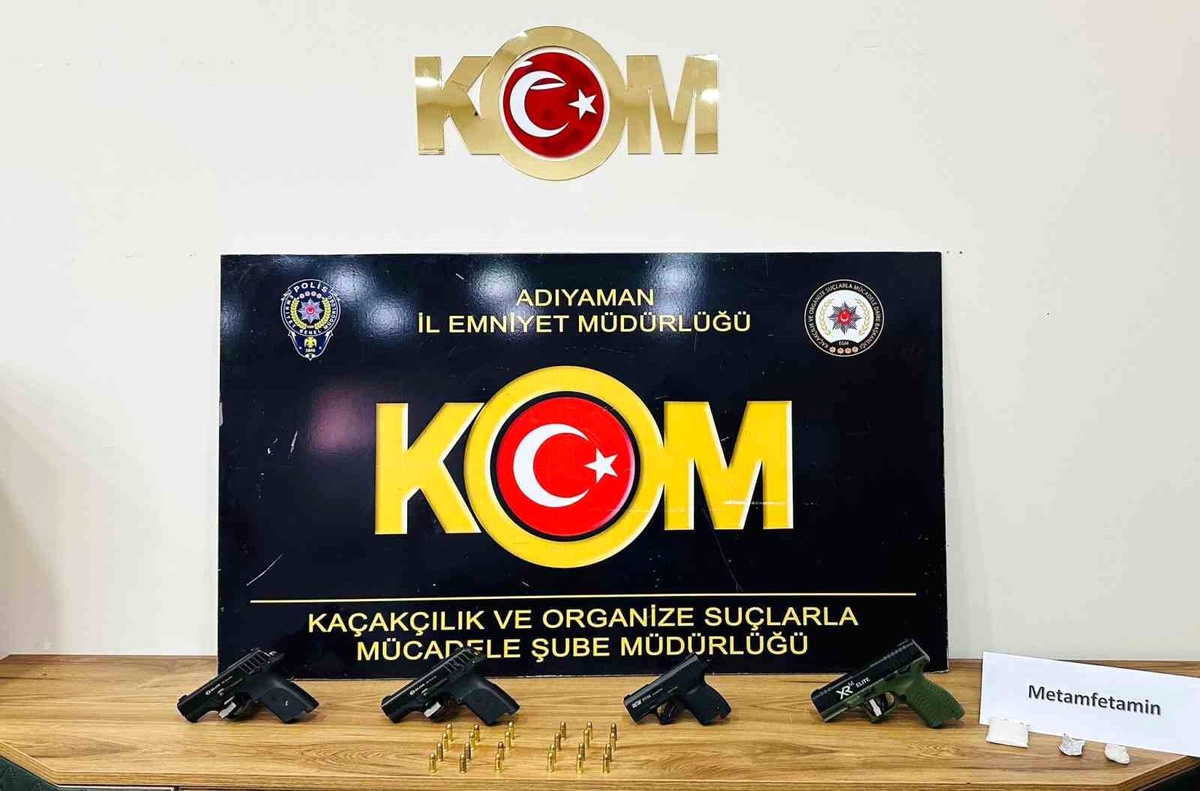 Adıyaman\'da Polis Ekipleri Yol Kontrolünde 4 Tabanca Ele Geçirdi