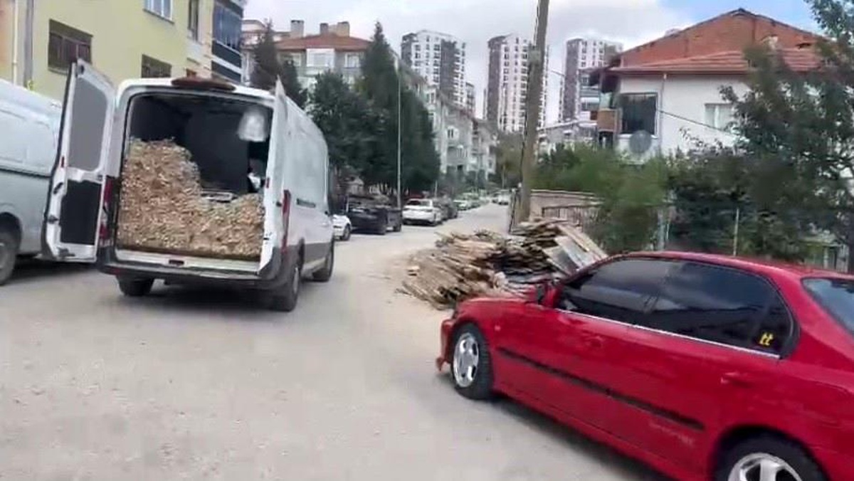 Bilecik Zabıtası, Megafonla Satış Yapan Seyyar Satıcılara Operasyon Düzenledi